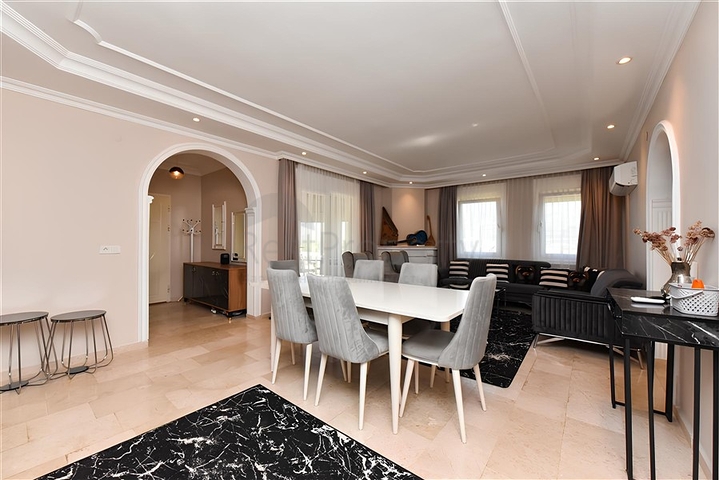 Three-bedroom villa with elegant renovation