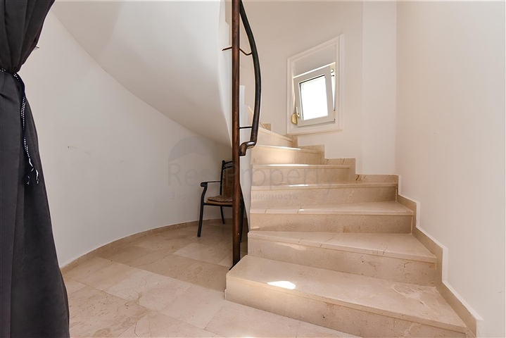 Three-bedroom villa with elegant renovation