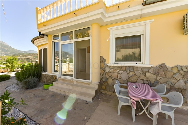 Three-bedroom villa with elegant renovation