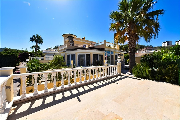 Three-bedroom villa with elegant renovation