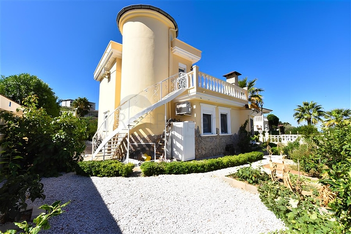 Three-bedroom villa with elegant renovation