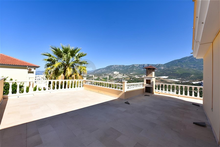 Three-bedroom villa with elegant renovation