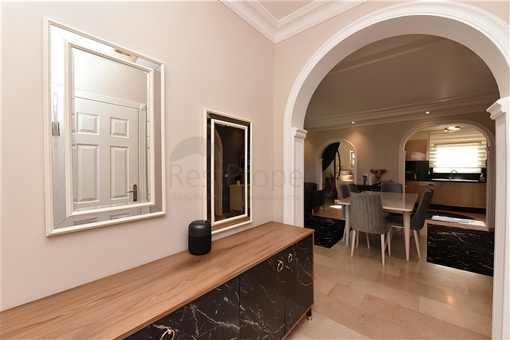 Three-bedroom villa with elegant renovation