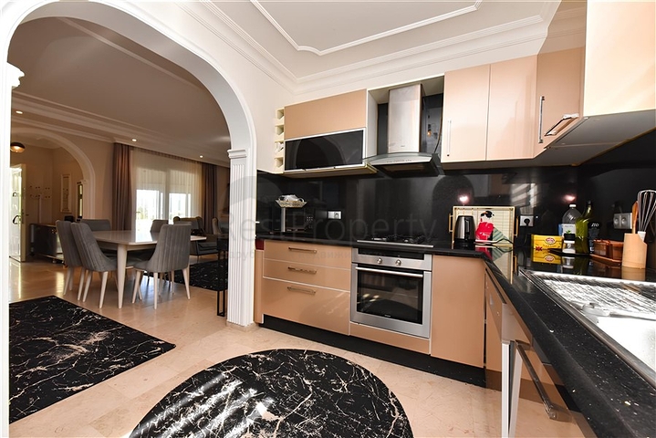 Three-bedroom villa with elegant renovation