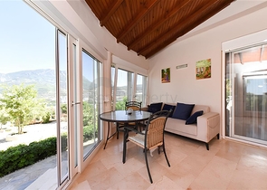 Three-bedroom villa with elegant renovation