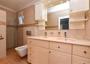 Three-bedroom villa with elegant renovation