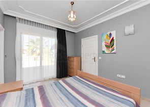 Three-bedroom villa with elegant renovation