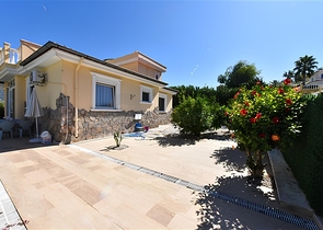 Three-bedroom villa with elegant renovation