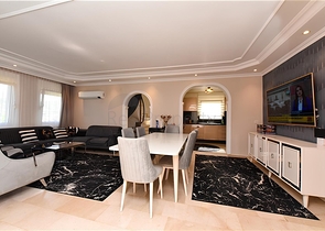 Three-bedroom villa with elegant renovation