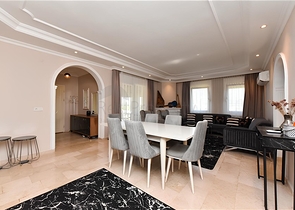 Three-bedroom villa with elegant renovation