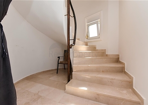 Three-bedroom villa with elegant renovation