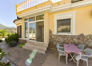 Three-bedroom villa with elegant renovation