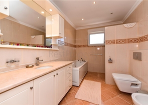 Three-bedroom villa with elegant renovation