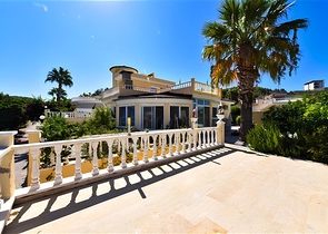 Three-bedroom villa with elegant renovation