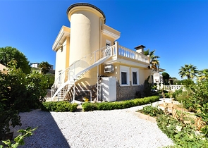 Three-bedroom villa with elegant renovation