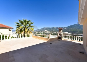 Three-bedroom villa with elegant renovation