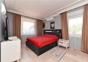 Three-bedroom villa with elegant renovation