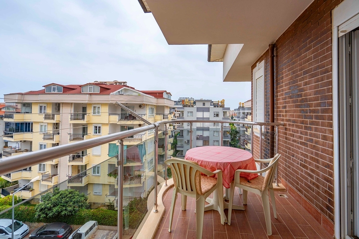 Six-room bright penthouse with city view in Oba district