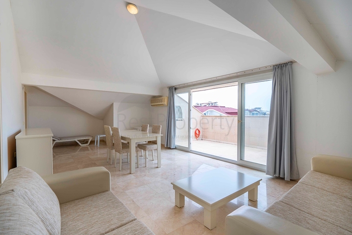 Six-room bright penthouse with city view in Oba district