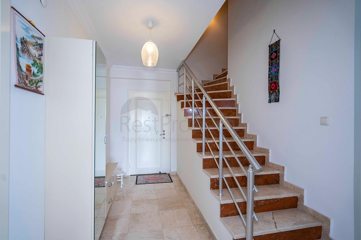 Six-room bright penthouse with city view in Oba district