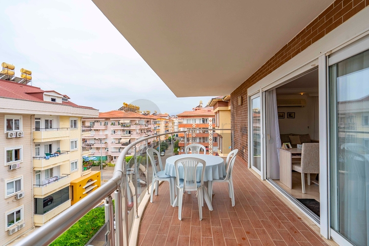 Six-room bright penthouse with city view in Oba district