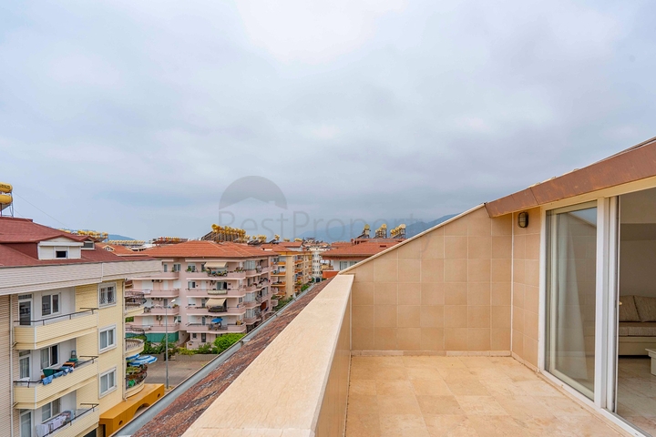 Six-room bright penthouse with city view in Oba district