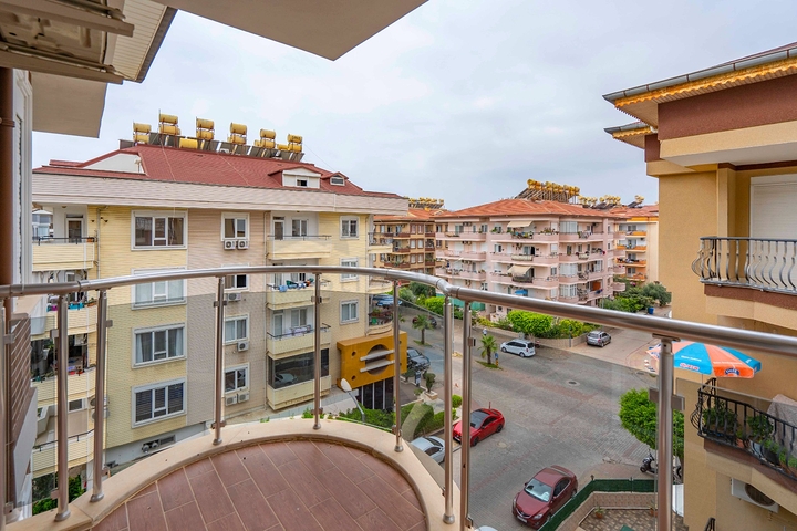 Six-room bright penthouse with city view in Oba district