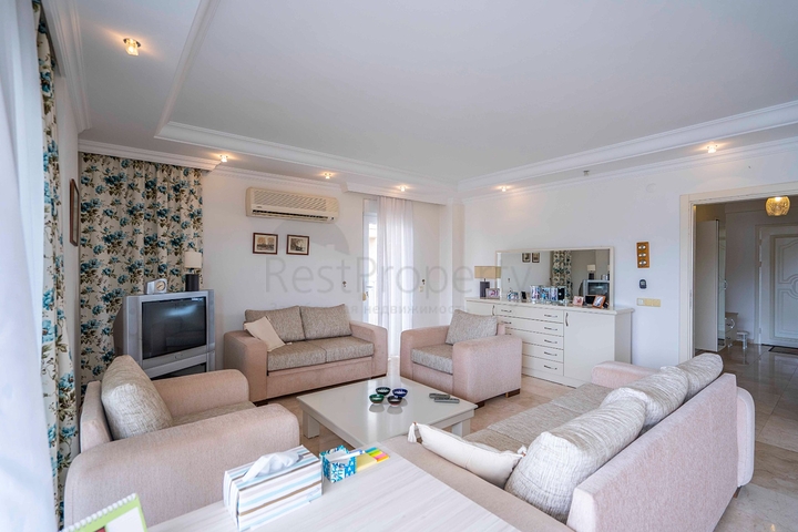 Six-room bright penthouse with city view in Oba district