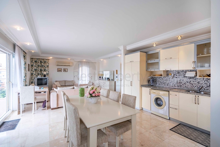 Six-room bright penthouse with city view in Oba district