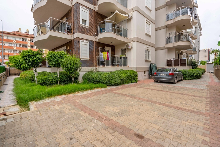 Six-room bright penthouse with city view in Oba district