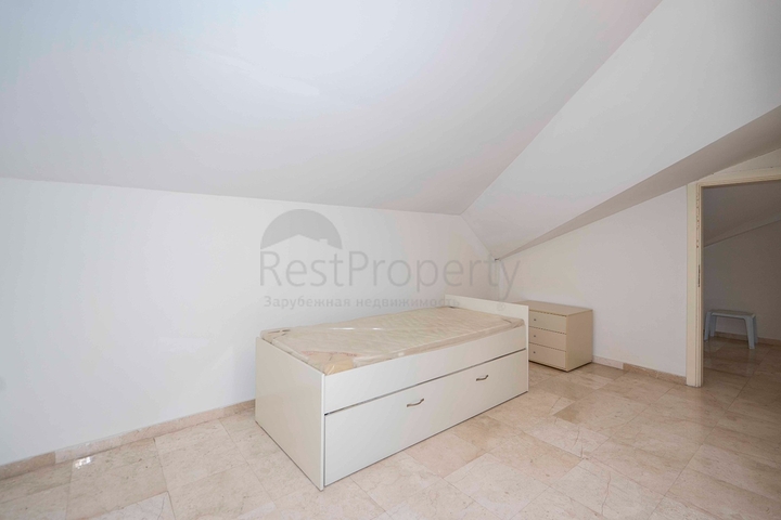 Six-room bright penthouse with city view in Oba district