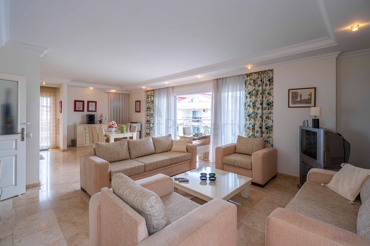 Six-room bright penthouse with city view in Oba district