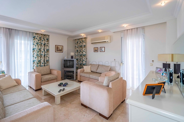 Six-room bright penthouse with city view in Oba district