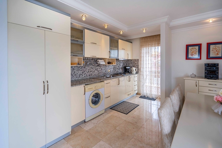 Six-room bright penthouse with city view in Oba district