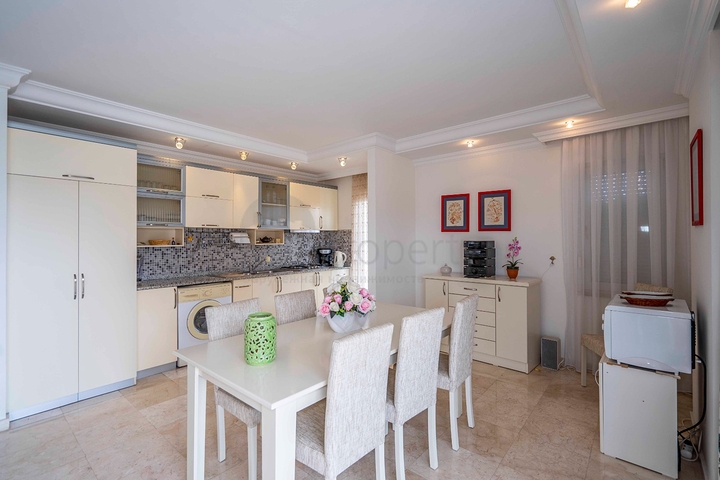 Six-room bright penthouse with city view in Oba district