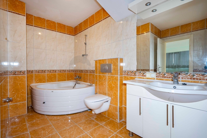 Six-room bright penthouse with city view in Oba district