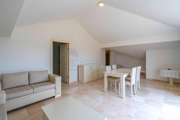 Six-room bright penthouse with city view in Oba district