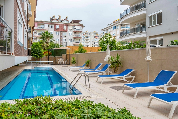 Six-room bright penthouse with city view in Oba district