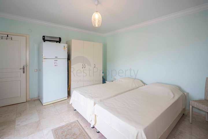 Six-room bright penthouse with city view in Oba district