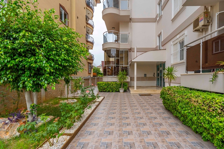 Six-room bright penthouse with city view in Oba district