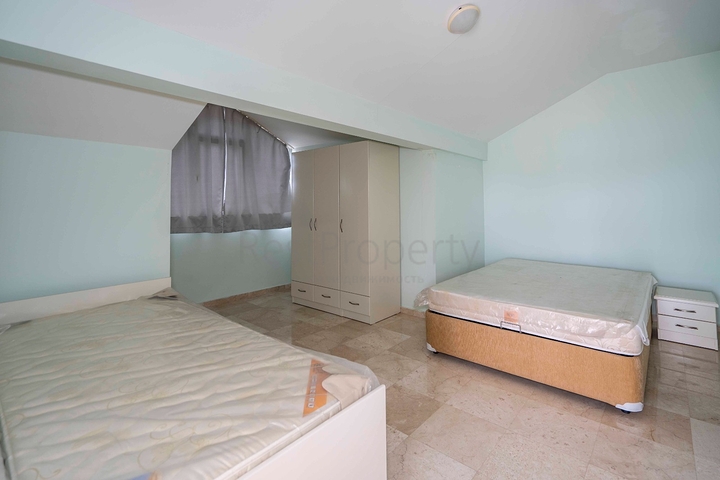 Six-room bright penthouse with city view in Oba district