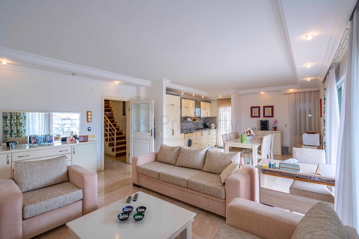 Six-room bright penthouse with city view in Oba district