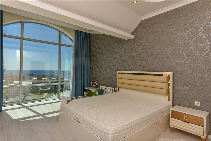 Furnished 4+1 penthouse with sea view in Mahmutlar