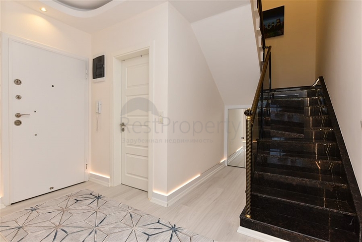 Furnished 4+1 penthouse with sea view in Mahmutlar