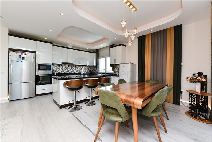 Furnished 4+1 penthouse with sea view in Mahmutlar