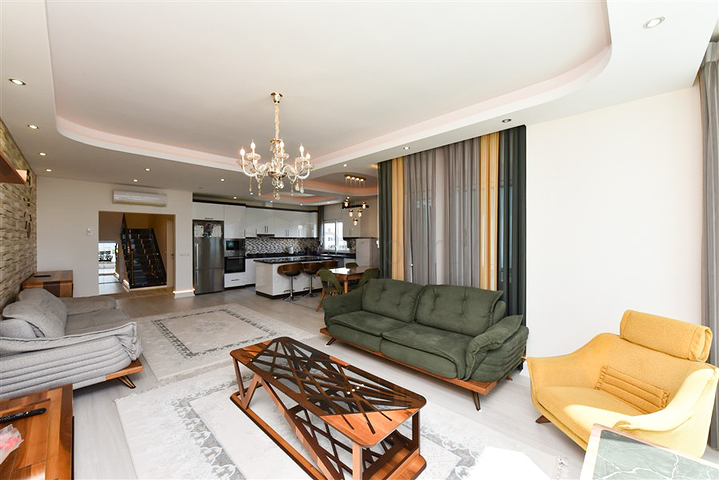 Furnished 4+1 penthouse with sea view in Mahmutlar