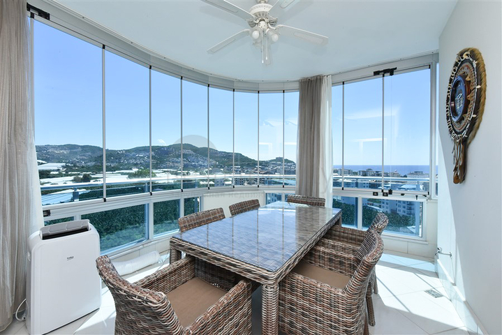 Furnished 4+1 penthouse with sea view in Mahmutlar