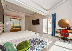 Furnished 4+1 penthouse with sea view in Mahmutlar