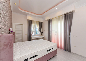 Furnished 4+1 penthouse with sea view in Mahmutlar