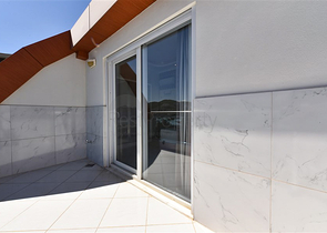 Furnished 4+1 penthouse with sea view in Mahmutlar